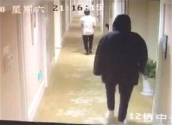 胡一天被爆酒店夜會高挑美女，工作人員回應(yīng)