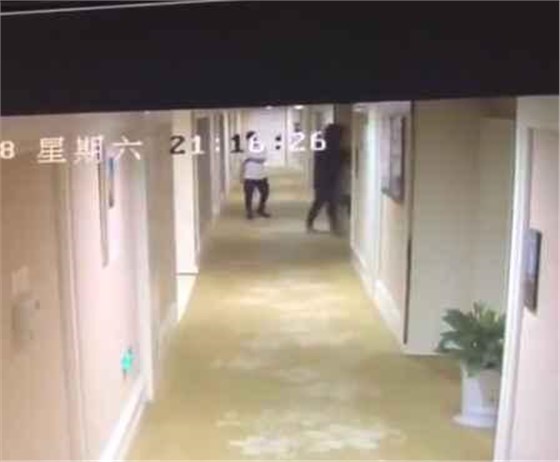 胡一天被爆酒店夜會高挑美女，工作人員回應(yīng)