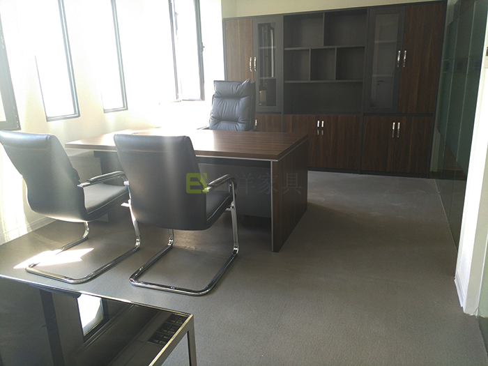 員工桌,洽談桌,實(shí)木大班臺(tái),牛皮老板椅,屏風(fēng)隔斷,高端辦公家具 員工桌,洽談桌,實(shí)木大班臺(tái),牛皮老板椅,屏風(fēng)隔斷,高端辦公家具