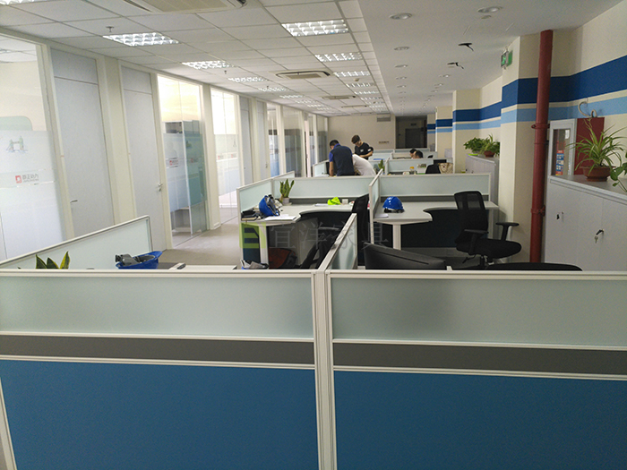 員工桌,洽談桌,實(shí)木大班臺(tái),牛皮老板椅,屏風(fēng)隔斷,高端辦公家具 員工桌,洽談桌,實(shí)木大班臺(tái),牛皮老板椅,屏風(fēng)隔斷,高端辦公家具