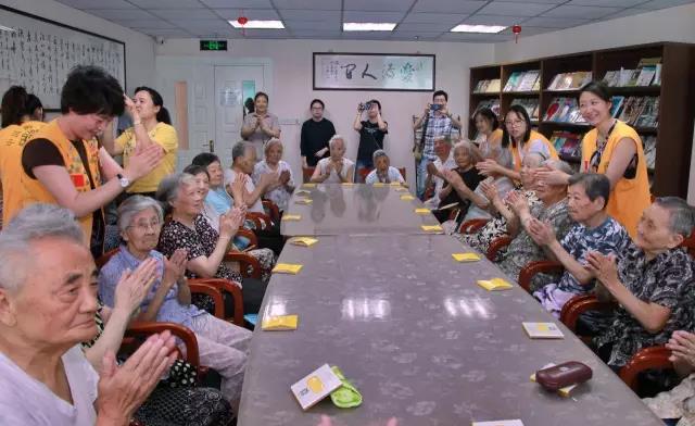 慈善公益,關(guān)愛敬老院,辦公家具