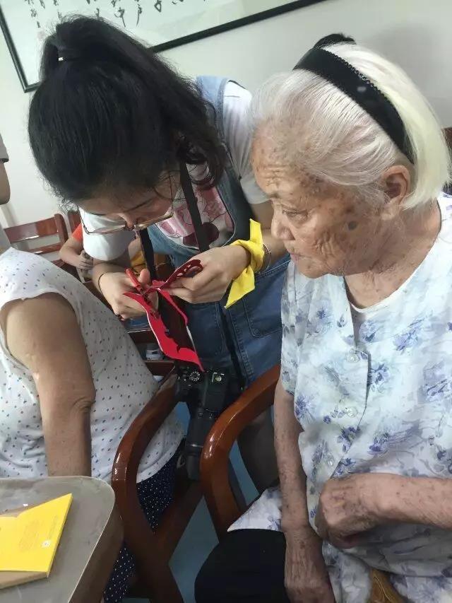 慈善公益,關(guān)愛敬老院,辦公家具