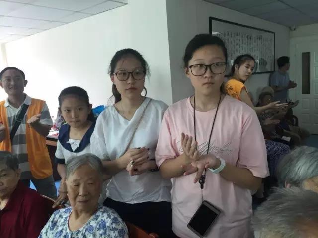 慈善公益,關(guān)愛敬老院,辦公家具