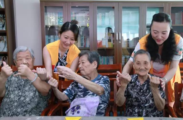 慈善公益,關(guān)愛敬老院,辦公家具