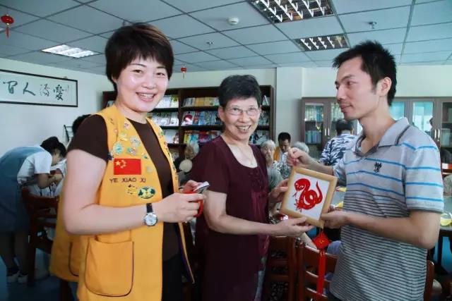 慈善公益,關(guān)愛敬老院,辦公家具