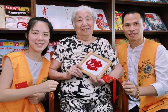 慈善公益,關(guān)愛敬老院,辦公家具