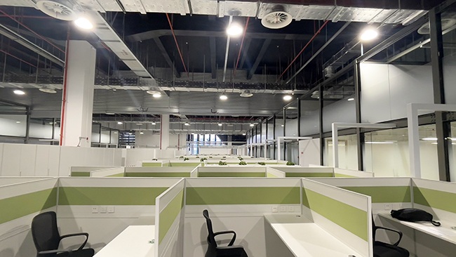 辦公家具：屏幕獨立辦公桌