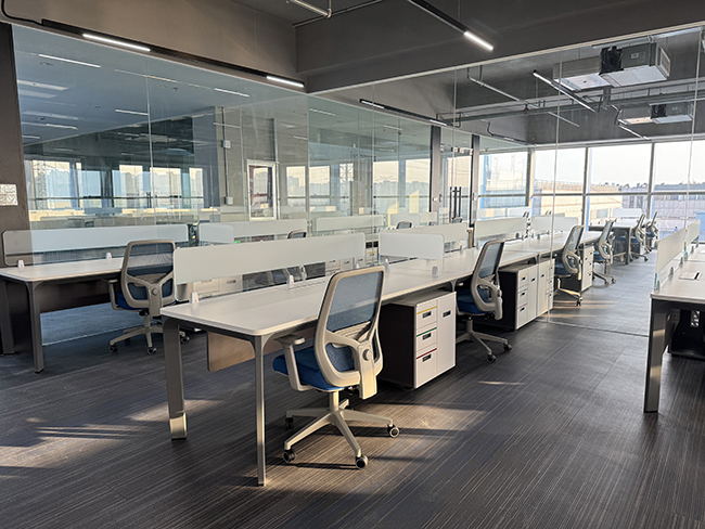 辦公家具：開放式辦公桌